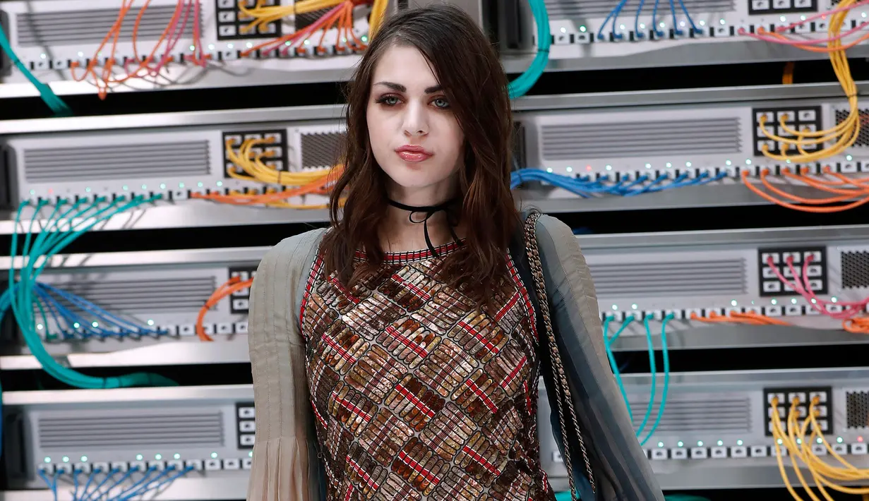 Putri penyanyi Kurt Cobain, Frances Bean Cobain berpose sebelum peragaan busana Chanel pada Paris Fashion Week, Prancis, (4/10). Frances ditemani mantan istri Kurt Cobain, Courtney Love menghadiri peragaan busana tersebut. (AFP PHOTO/FRANCOIS GUILLOT)