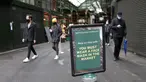 Tanda yang memberitahu pengunjung untuk memakai masker dipasang di pintu masuk Borough Market di London selatan selama penguncian nasional (lockdown) ketiga Inggris, Selasa (12/1/2021). Borough Market menjadi tempat pertama yang mewajibkan pemakaian masker di luar ruangan. (AP Photo/Alastair Grant)