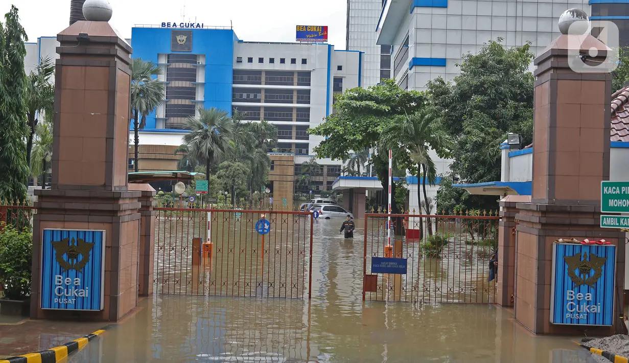 Banjir merendam halaman Kantor Direktorat Jenderal Bea dan Cukai di Jakarta, Selasa (25/2/2020). Hujan yang mengguyur Jakarta sejak dini hari tadi membuat halaman Kantor Direktorat Jenderal Bea dan Cukai terendam banjir. (Liputan6.com/Herman Zakharia)