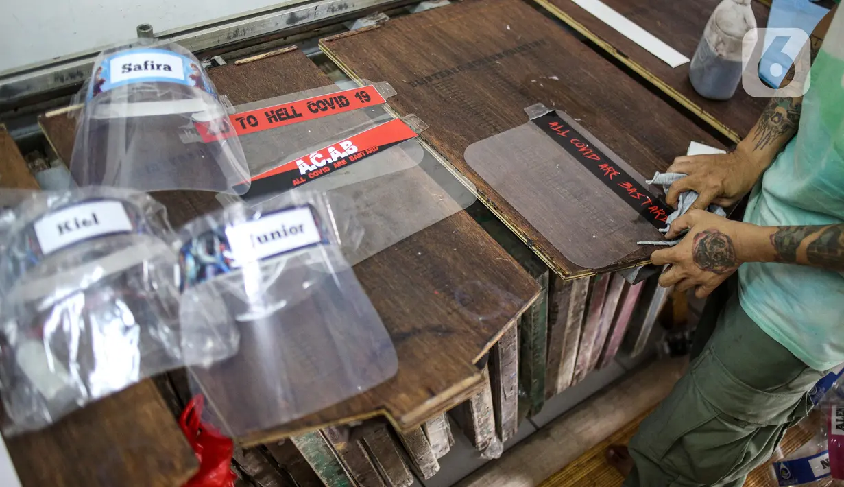 Bucek menyelesaikan pembuatan face shield di workshopnya di kawasan Bekasi, Jawa Barat, Rabu (3/6/2020). Face shield tersebut dijual dengan harga Rp 20 ribu hingga Rp 25 ribu. (Liputan6.com/Faizal Fanani)