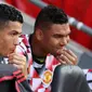 Tampak perbincangan antara Cristiano Ronaldo dengan Casemiro saat MU kalahkan Southampton di Liga Inggris 2022/2023. (ADRIAN DENNIS / AFP)