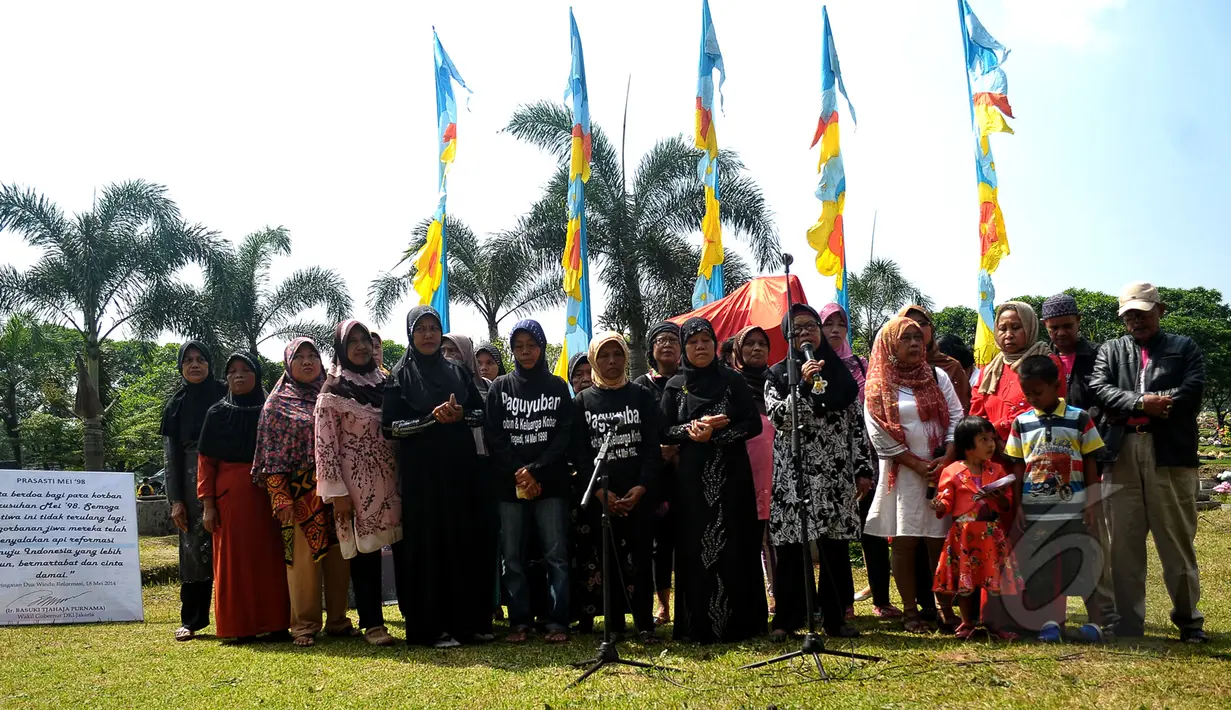Sejumlah keluarga korban Tragedi Mei 98 ikut hadir dalam peresmian Prasasti Tragedi Mei 98 di TPU Pondok Ranggon, Jakarta Timur, Rabu (13/5/2015). Prasasti tersebut menjadi pengingat negara agar tak terulang lagi. (Liputan6.com/Yoppy Renato)