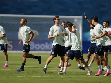 Para pemain Spanyol berlari saat sesi latihan di Stadion La Cartuja, Seville, Spanyol, Minggu (13/6/2021). Spanyol akan bermain melawan Swedia dalam Grup E Euro 2020 pada 13 Juni 2021 waktu setempat. (AP Photo/Thanassis Stavrakis)