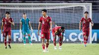 Reaksi kecewa para pemain Timnas Indonesia U-17 (dari kiri) Ji Da Bin, Jehan Pahlevi, Iqbal Gwijangge dan Sulthan Zaky setelah kebobolan lewat gol pemain Timnas Panama U-17, Oldemar Castillo pada laga kedua Grup A Piala Dunia U-17 2023 di Stadion Gelora Bung Tomo (GBT), Surabaya, Senin (13/11/2023). (Bola.com/Bagaskara Lazuardi)