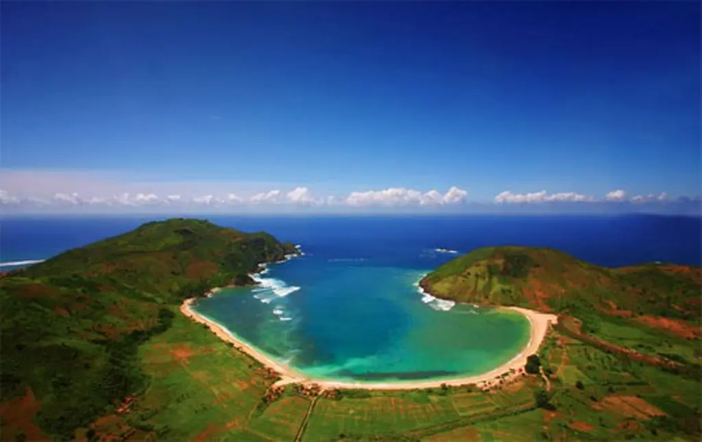 Pantai Mawun, Lombok Selatan. (Sumber Foto: topindonesiaholidays.com)