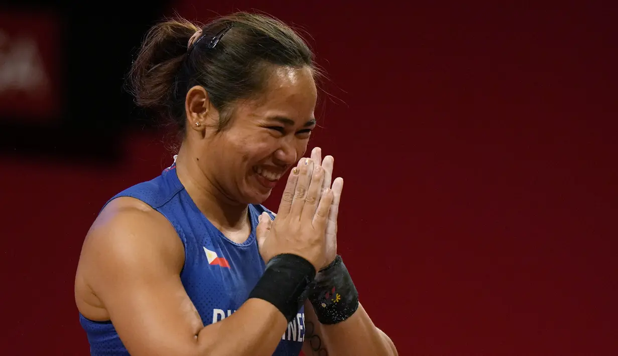 Di samping berprofesi sebagai atlet, Hidilyn Diaz juga menjadi bagian dari Angkatan Udara Filipina. Usai meraih medali emas Asian Games 2018, ia dianugerahi pangkat sersan penerbang putri hingga saat ini. (Foto: AP/Luca Bruno)