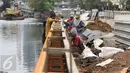  Para pekerja menyelesaikan pembangunan turap di sepanjang Kali Grogol, Jakarta, Senin (21/11). Pembangunan turap dilakukan untuk mencegah meluapnya air kali saat hujan dan ditargetkan selesai 20 Desember 2016. (Liputan6.com/Gempur M Surya)