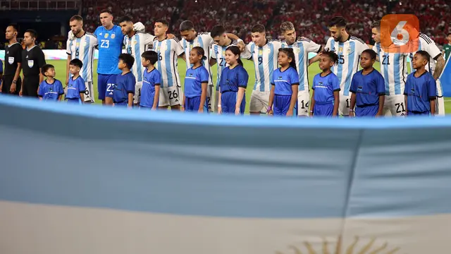 Foto: Momen Cucu Presiden Jokowi saat Dampingi Kiper Argentina, Emiliano Martines