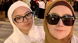 Ia juga tampak mengunggah foto dengan sang putri yang berada di depan masjid. Bahkan, dalam unggahan tersebut, Mulan mengaku begitu bahagia bisa kembali ke Palestina. (Liputan6.com/IG/@mulanjameela1)