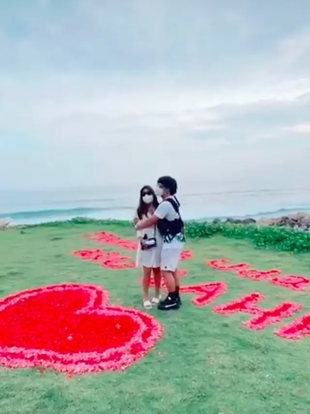 6 Momen Aurel Hermansyah Naik Helikopter, Dapat Kejutan Romantis Dari Atta Halilintar. (Sumber: Instagram/attahalilintar dan Instagram/aurelie.hermansyah)