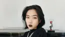 Tampil lebih maskulin, gaya gothic Isyana dengan turtleneck top dan pulasan lipstik hitam pun membuatnya semakin terlihat menawan. (Instagram/isyanasarasvati).