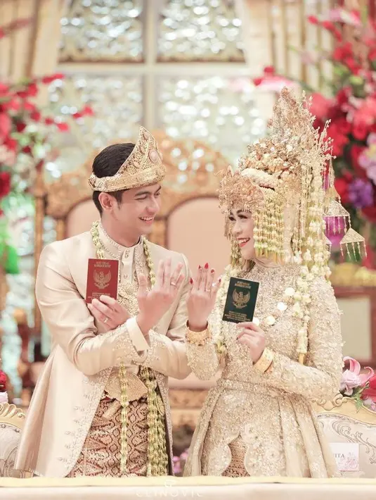Setelah resmi mengucapkan ijab kabul, wajah Ria Ricis yang tertutup selendang dibuka oleh Teuku Ryan dan menyentuh keningnya sang istri. Mari kita ucapkan selamat untuk keduanya. (Instagram/teukuryantr).
