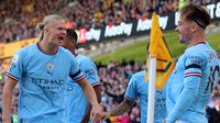 Duo Manchester City Erling Haaland dan Jack Grealish mencetak gol ke gawang Wolverhampton Wanderers pada laga Liga Inggris di Molineux, Sabtu (17/9/2022). (AFP/Geoff Caddick)