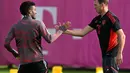 Pelatih Bayern Munchen, Julian Nagelsmann (kanan) menyambut penyerang Kingsley Coman sebelum sesi pelatihan di Munich, Jerman selatan, pada 31 Oktober 2022. Bayern (15 poin) sudah pasti finis sebagai juara grup dan lolos bersama Inter (10 poin). (AFP/Christof Stache)