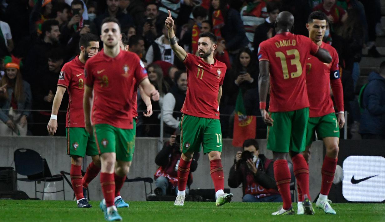 Sepasang gol Bruno Fernandes tersebut akhirnya bertahan hingga akhir laga. Kemenangan ini membuat Portugal lolos ke putaran final Piala Dunia 2022 di Qatar nanti. (AFP/Miguel Riopa)