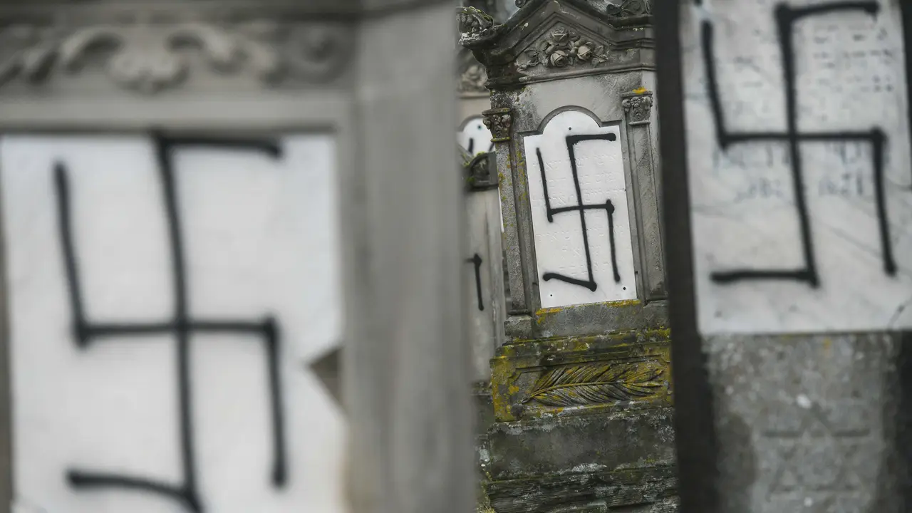 Pemakaman Yahudi di Prancis Dicoret-Coret Lambang Nazi