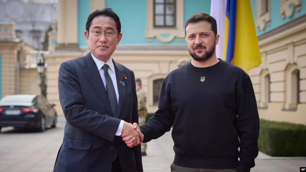 Perdana Menteri Jepang Fumio Kishida (kiri) dan Presiden Ukraina Volodymyr Zelenskyy (kanan) saling menyapa saat pertemuan di Kyiv, Ukraina, 21 Maret 2023. (Foto: via AP)