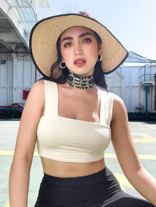 Tampil bernuansa musim panas, Jessica Iskandar mengenakan crop top putih gading dengan legging hitam dan topi rajut. Foto: Instagram.