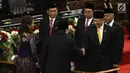 Eks Ketua DPR Bambang Soesatyo bersalaman dengan Ketua DPR Sementara Abdul Wahab Dalimunthe dalam pelantikan anggota DPR, MPR, dan DPD di Kompleks Parlemen, Jakarta, Selasa (1/10/2019). Para wakil rakyat yang terpilih dalam Pemilihan Umum 2019 dilantik hari ini. (Liputan.com/JohanTallo)