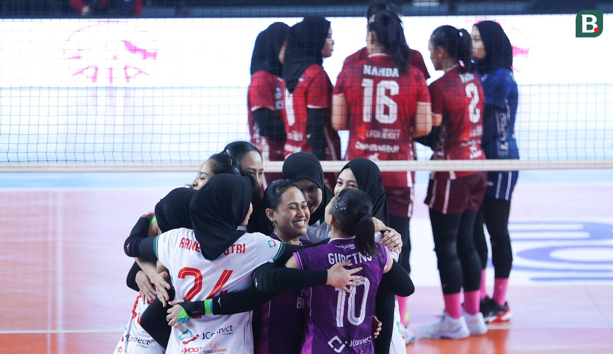 Pemain Bank Jatim merayakan kemenangan atas Kharisma Premium Bandung pada laga babak reguler pertama Livoli Divisi Utama 2025 di GOR Nambo Tangerang, Rabu (3/9/2025) sore WIB. (Bola.com/M Iqbal Ichsan)