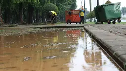 Petugas membersihkan sampah di kawasan Monas, Jakarta, Senin (3/11). Kesigapan petugas kebersihan pasca reuni 212 membuat kawasan tersebut kembali bersih meskipun sehari sebelumnya dipenuhi ratusan ribu orang. (Liputan6.com/Immanuel Antonius)