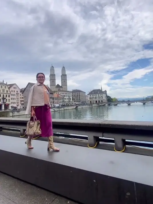 Begitu mendarat di Zurich, Mayang langsung jalan-jalan. Ia pun tampil maksimal dengan dress cantik dan tas mewahnya.(instagram.com/mayangsari_official)