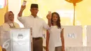 Cagub DKI Anies Baswedan menunjukkan surat suara sebelum memasukkannya ke dalam kotak suara di TPS 028 Cilandak Barat, Jakarta, Rabu (15/2). Anies datang bersama istri, Fery Farhati dan anak perempuannya Mutiara Baswedan. (Liputan6.com/Immanuel Antonius)