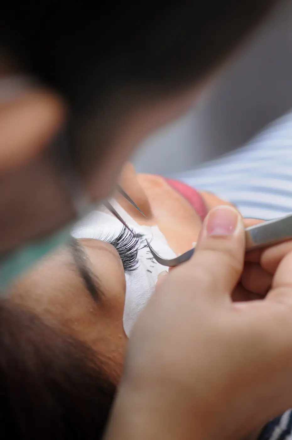 Proses pemasangan eyelashes extention. (Sumber foto: Daniel Kampua/Bintang.com)