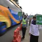 Petugas kepolisian dan Badan Pengelola Transportasi Jabodetabek (BPTJ) berdiri sambil membawa papan imbauan saat uji coba sistem kanalisasi 2-1 Jalur Puncak di kawasan Gadog, Bogor, Jawa Barat, Minggu (27/10/2019). (merdeka.com/Arie Basuki)