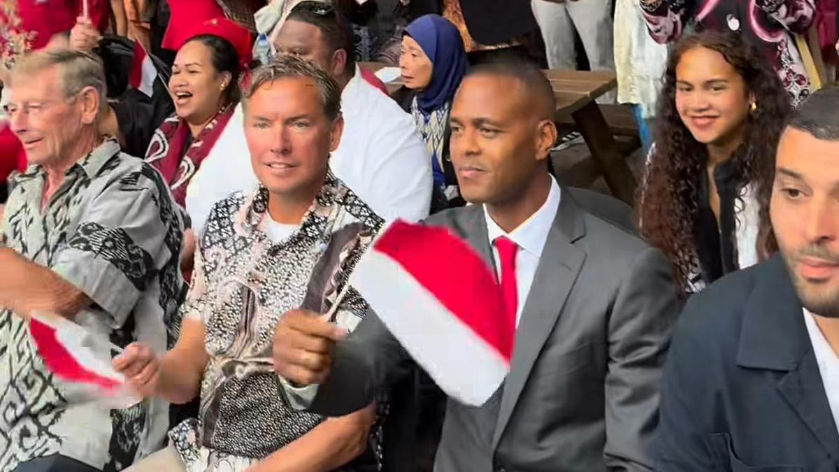 Patrick Kluivert dan Alex Pastoor Rayakan HUT ke-80 RI di Sekolah Indonesia Den Haag, Nonton Upacara Bendera dan Potong Tumpeng