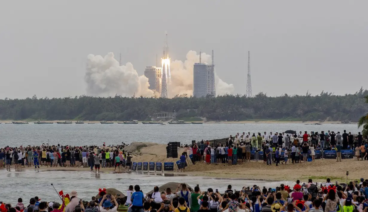 Roket Long March 5B membawa modul inti Stasiun Luar Angkasa Tianhe lepas landas dari Pusat Peluncuran Luar Angkasa Wenchang di Provinsi Hainan, China, Rabu (29/4/2021). China berharap stasiun baru beroperasi pada 2022. (STR/AFP)
