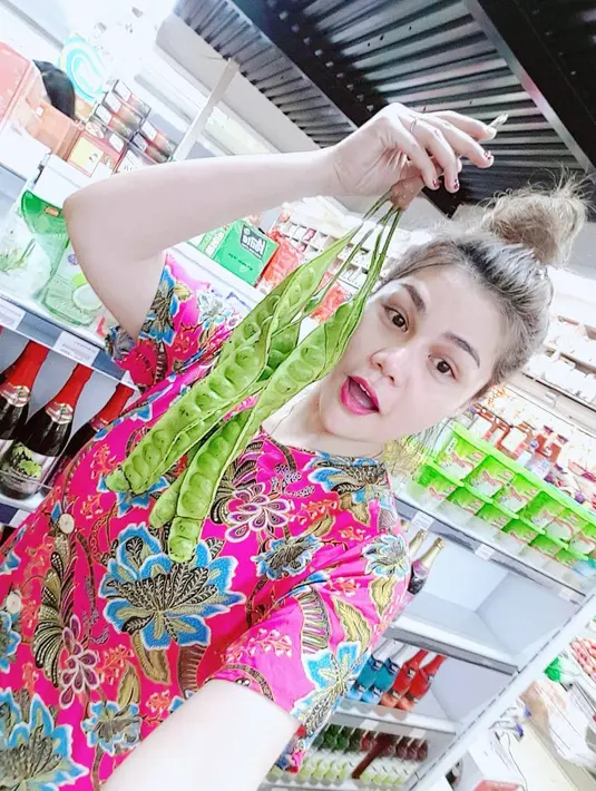 Siapa yang menyangka jika di balik wajahnya yang cantik dan bentuk tubuhnya yang seks, ternyata DJ Butterfly doyan makan pete. (Foto: instagram.com/dj_kattybutterfly36)