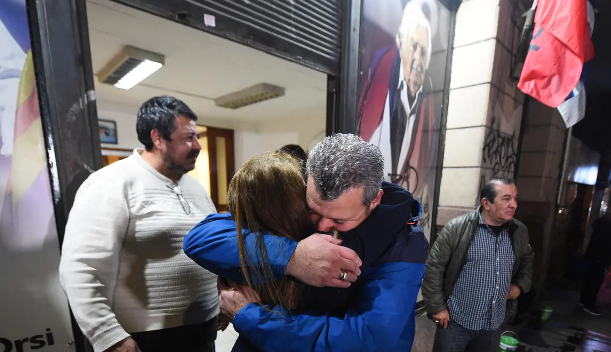 Suasana penuh duka cita begitu terasa di jalanan Uruguay, terutama ibu kota Montevideo. (DANTE FERNANDEZ/AFP)