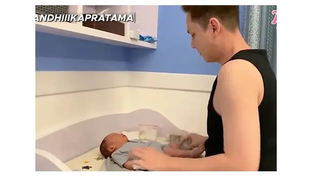 6 Momen Andhika Pratama Momong Anak Kelimanya, Ganti Popok Hingga Begadang