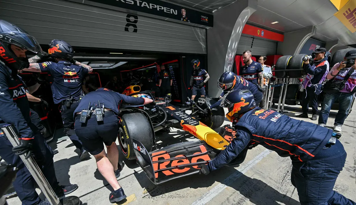 Di Sirkuit Internasional Shanghai, para pembalap harus menyelesaikan balapan selama 56 lap atau putaran dengan total jarak 305,066 km. (HECTOR RETAMAL/AFP)