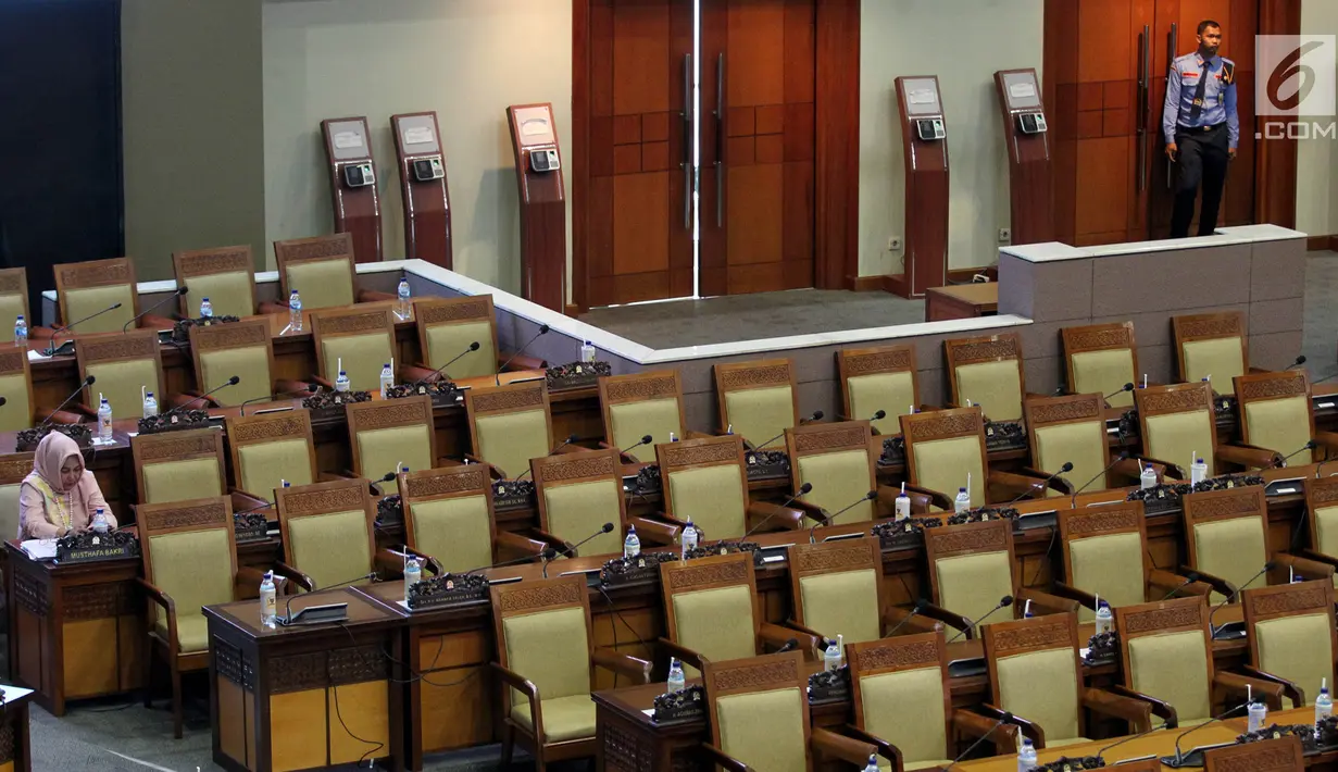 Anggota dewan di antara bangku-bangku kosong saat mengikuti rapat paripurna DPR di Kompleks MPR/DPR, Senayan, Jakarta, Selasa (23/9/2019). Rapat tersebut memiliki agenda pengambilan keputusan strategis terhadap enam RUU, di antaranya RUU Pemasyarakatan dan RUU Pesantren. (Liputan6.com/Johan Tallo)