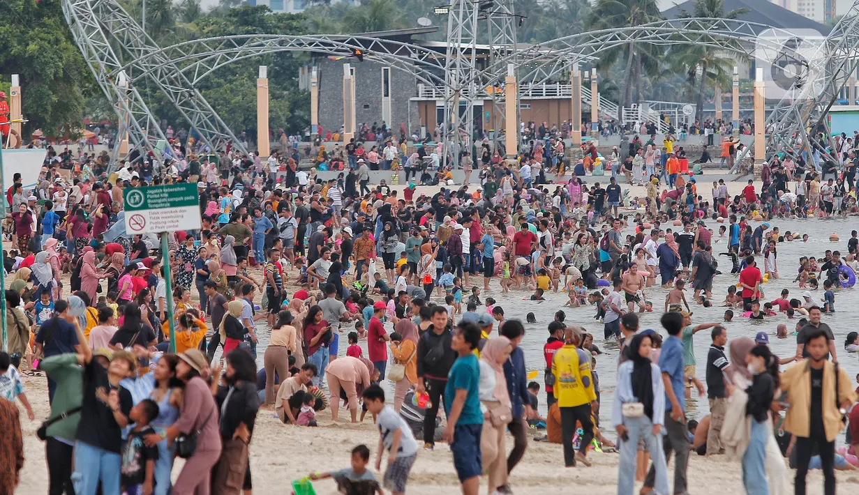 Ribuan warga memadati pantai wisata Ancol, Jakarta Utara, Minggu (23/4/2023). (Liputan6.com/Angga Yuniar)