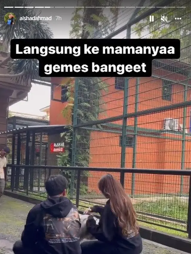 Tiara Andini bersama bayi harimau Selen