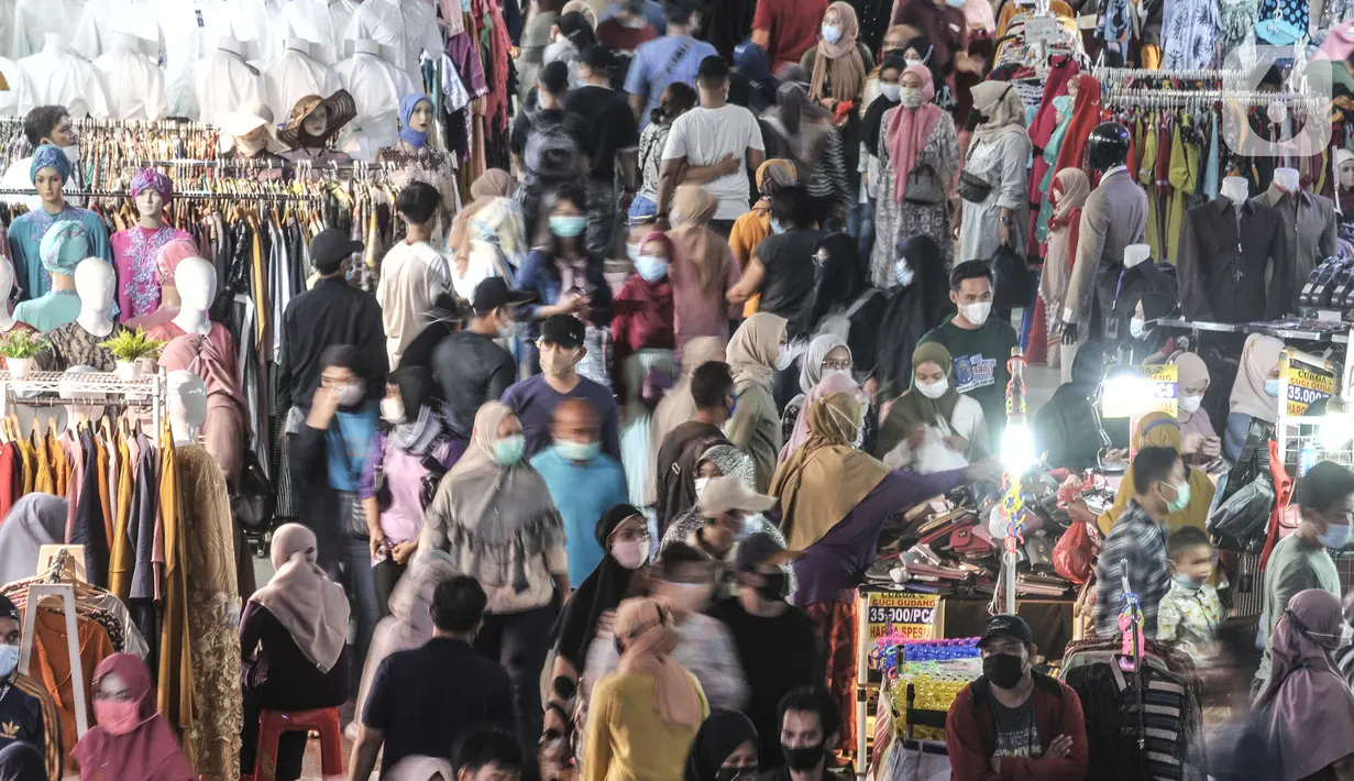 Kerumunan warga saat berkunjung untuk membeli pakaian di Blok A Pasar Tanah Abang, Jakarta, Minggu (2/5/2021). Berbeda pada tahun lalu, kali ini pengunjung Pasar Tanah Abang membeludak drastis jelang Hari Raya Idul Fitri meski masih berada di tengah pandemi Covid-19. (merdeka.com/Iqbal S Nugroho)