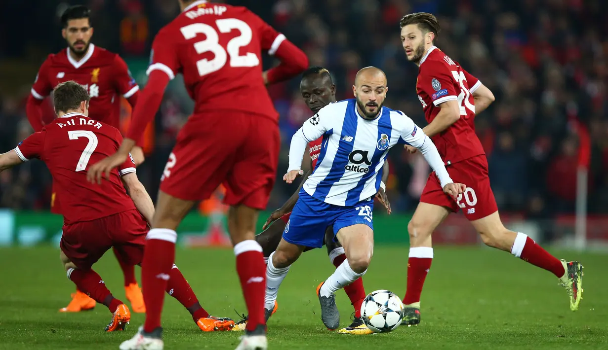 Pemain FC Porto Andre (kedua kanan) mengontrol bola dengan kawalan pemain Liverpool pada leg kedua babak 16 besar Liga Champions di Stadion Anfield, Selasa (6/3). Liverpool sukses melaju ke perempat final dengan bermain imbang tanpa gol (AP/Dave Thompson)