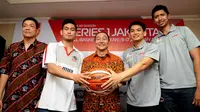 Komisioner IBL, HasanGozali (tengah) berpose bersama pemain dan pelatih yang akan berlaga di Indonesia Basketball League musim 2015-2016, Jakarta, Jumat (8/1/2016). Seri 1 IBL akanberlangsungpada 9-17 Januari 2016. (Liputan6.com/HelmiFithriansyah) 