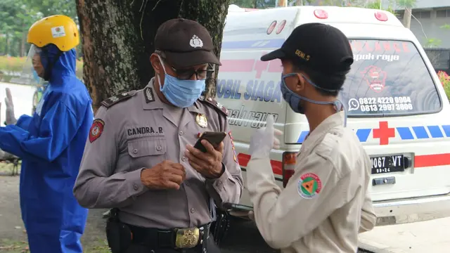 Polisi memeriksa saksi dan mengumpulkan data kasus jenazah tukang becak yang meninggal dunia di emper toko. (Foto: Dok. Tagana Banyumas/Liputan6.com/Ridlo)