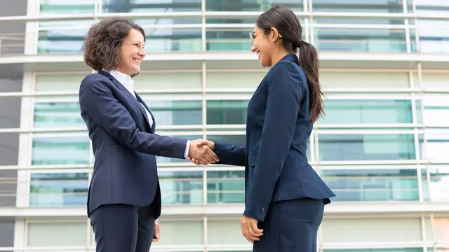 Perempuan Saling Berjabat Tangan