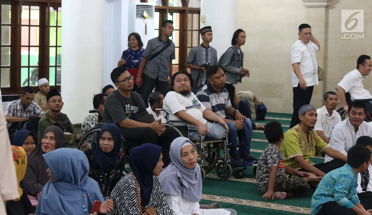 Penyandang disabilitas berkumpul di Masjid El Syifa, Ciganjur, Jakarta, Senin (27/5/2019). Masjid El Syifa memiliki fasilitas pendukung bagi para penyandang disabilitas. (Liputan6.com/Herman Zakharia)
