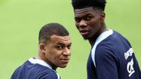 Pemain Timnas Prancis, Kylian Mbappe (kiri) dan Aurelien Tchouameni saat berlatih jelang Euro 2024 di Home Deluxe Arena Stadium, Paderborn, Jerman, Rabu (12/06/2024) waktu setempat. (AFP/Franck Fife)