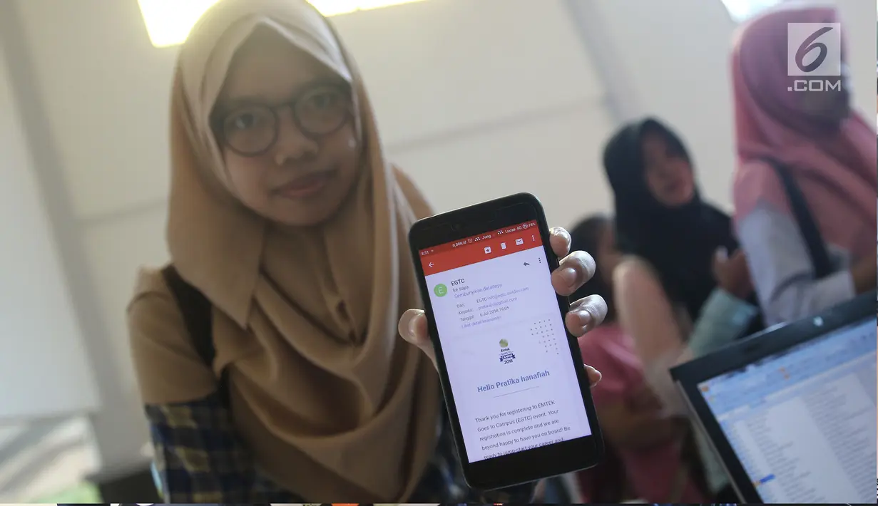 Seorang peserta menunjukkan bukti registrasi online pada Emtek Goes To Campus (EGTC) 2018 di Universitas Negeri Semarang (Unnes), Rabu (18/7). Kali ini, Semarang menjadi kota pertama dari rangkaian road show EGTC 2018. (Liputan6.com/Herman Zakharia)