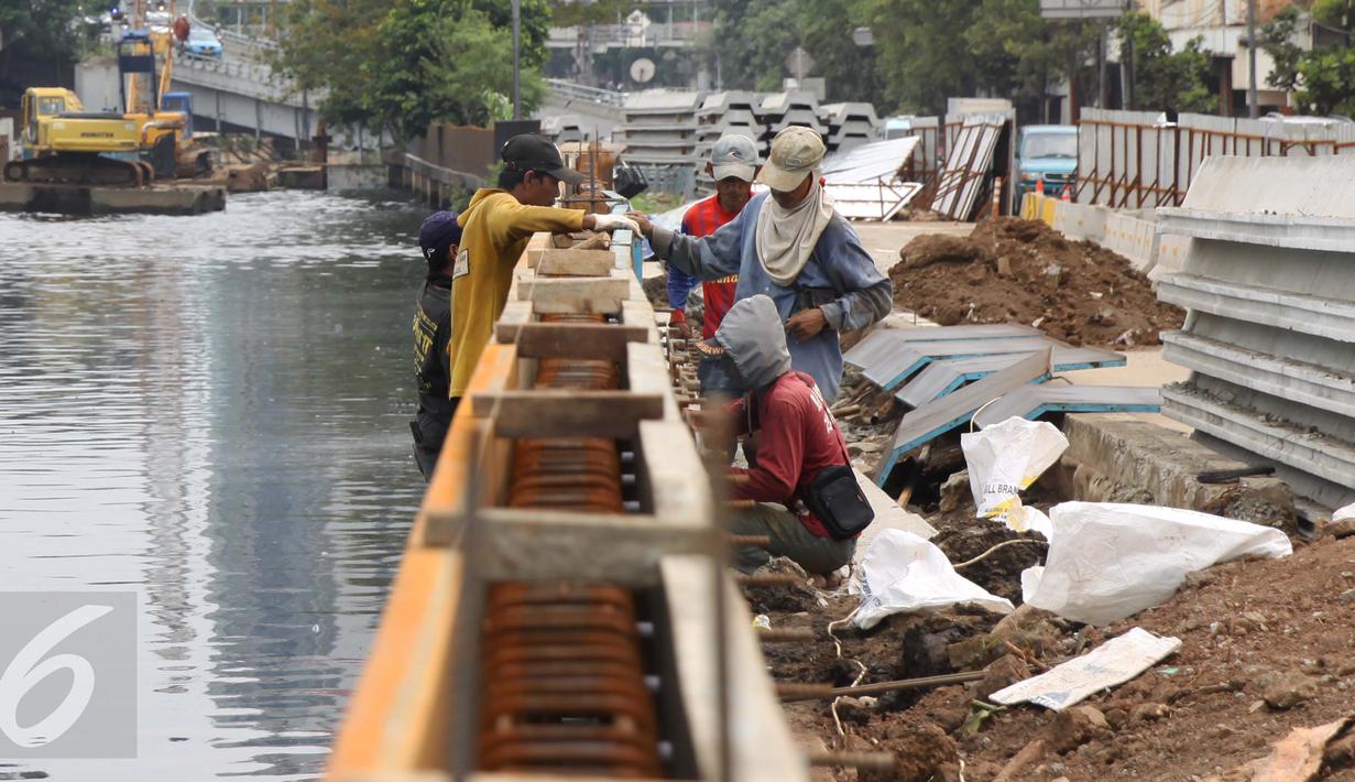  Para pekerja menyelesaikan pembangunan turap di sepanjang Kali Grogol, Jakarta, Senin (21/11). Pembangunan turap dilakukan untuk mencegah meluapnya air kali saat hujan dan ditargetkan selesai 20 Desember 2016. (Liputan6.com/Gempur M Surya)