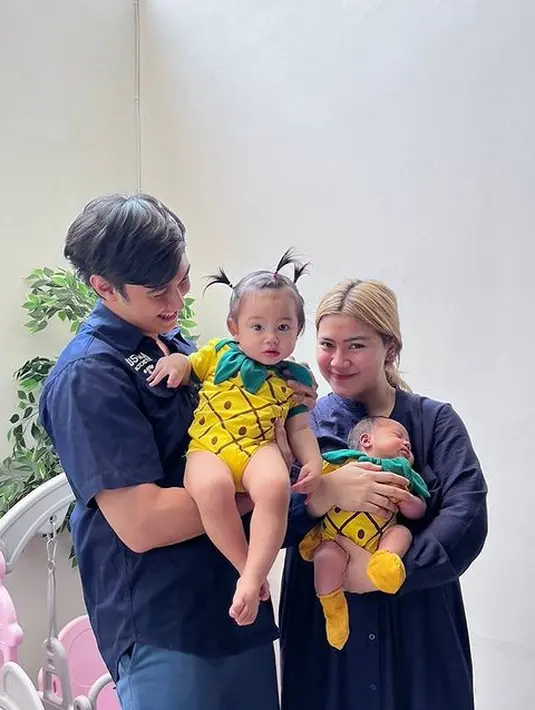 <p>Melalui akun instagramnya, ia kerap membagikan momen bersama sang buah hati. Termasuk mengendong dua anaknya sekaligus. Felicya menyebut dirinya sebagai strong mother atau ibu yang kuat. [Instagram/hitocaesar]</p>