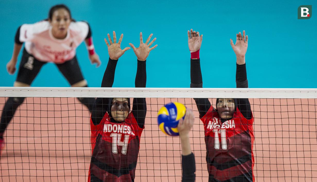 Pemain Voli Indonesia, Nandita Ayu dan Asih Titi, berusaha menghalang bola saat melawan Thailand pada laga Asian Games 2018 di Volley Indoor, GBK, Jakarta, Senin (27/8/2018). Indonesia kalah 1-3 dari Thailand. (Bola.com/Vitalis Yogi Trisna)