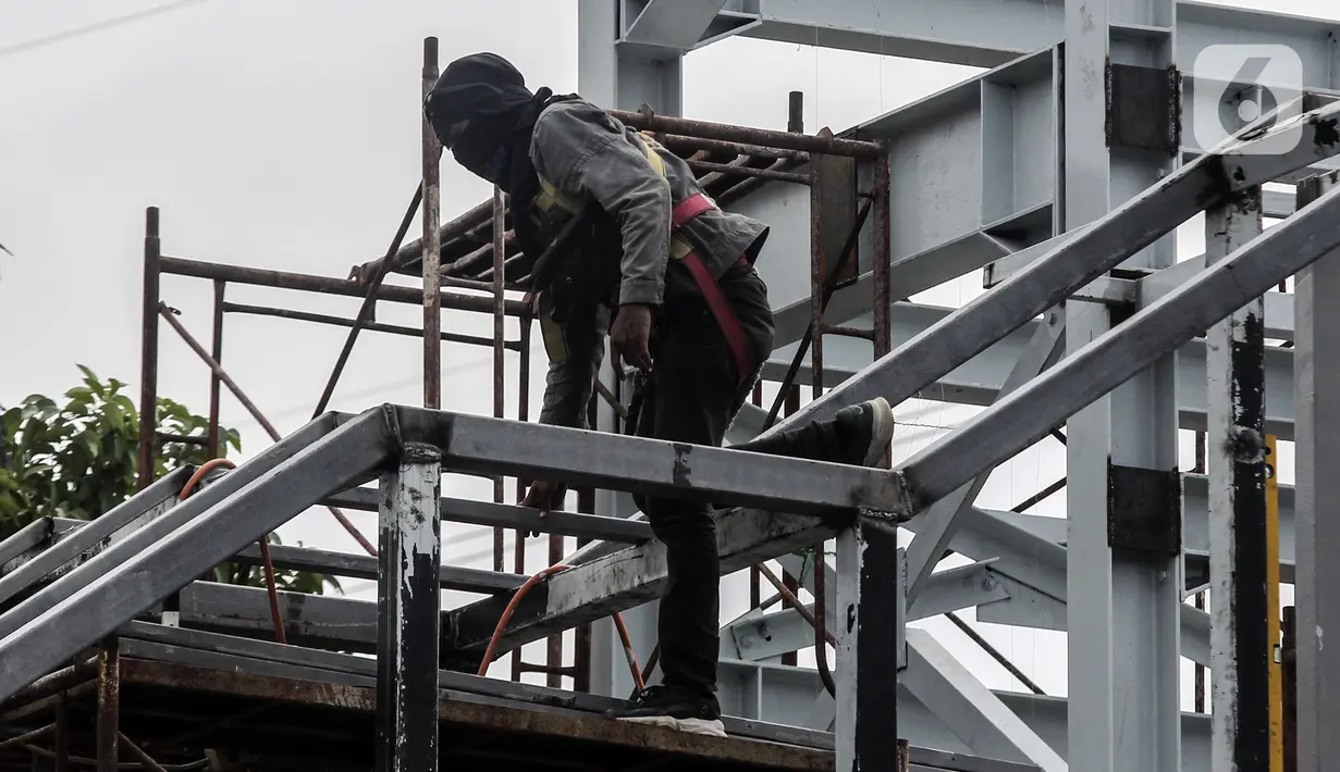 Pekerja menyelesaikan pembangunan JPO RPTRA Kalijodo di Jalan Pangeran Tubagus Angke, Kawasan RPTRA Kalijodo, Tambora, Jakarta Barat, Selasa (30/11/2021). JPO RPTRA Kalijodo akan dilengkapi dua lift untuk penyandang disabilitas, ibu hamil, dan lansia. (Liputan6.com/Johan Tallo)